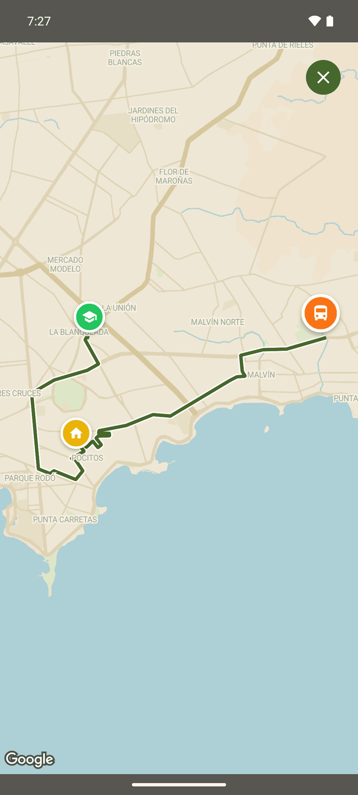 El mapa del viaje en curso en la app de familias, con la camioneta en camino a la parada.